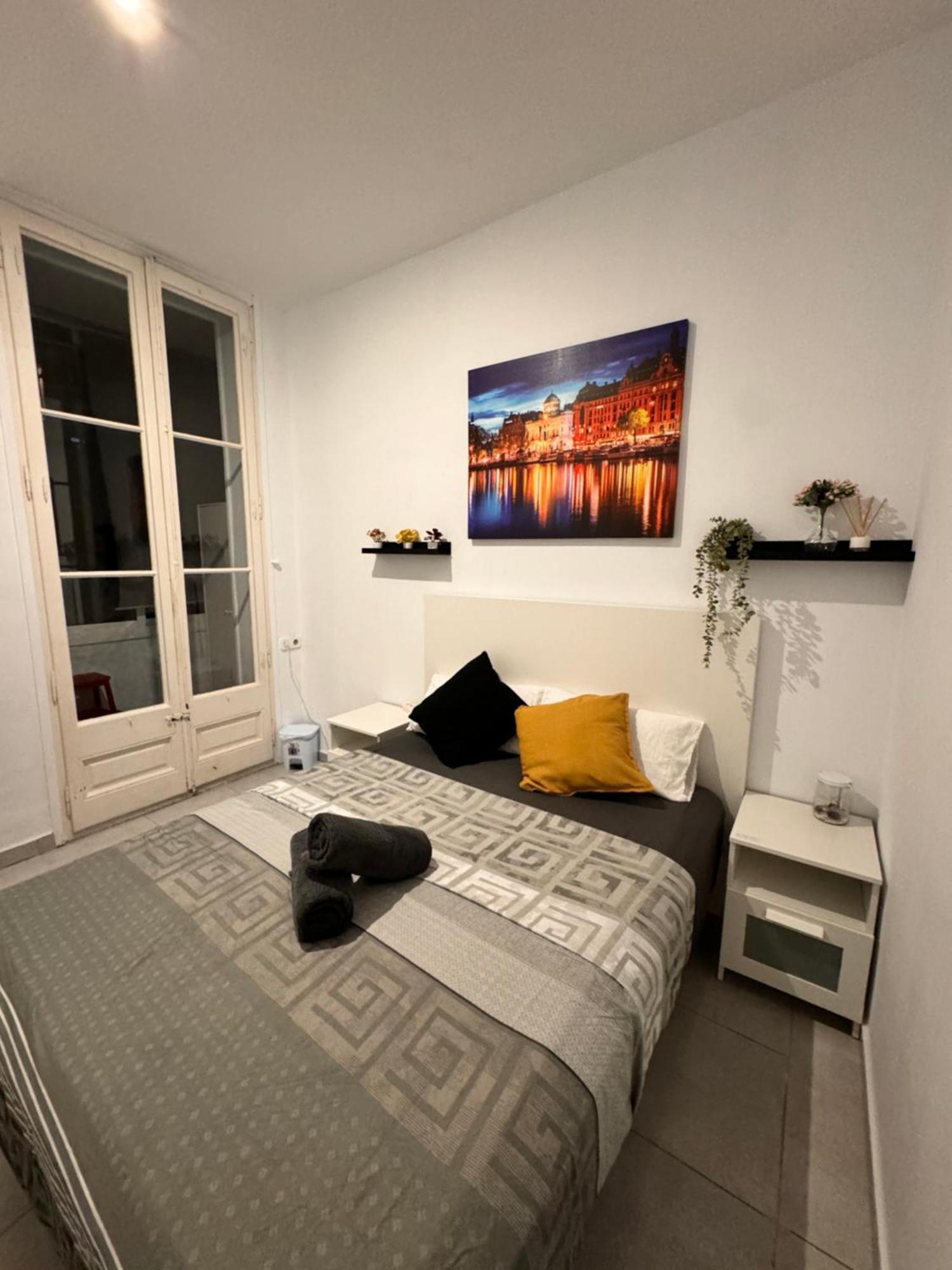 Rooms In Spacious Apartment In City Center บาร์เซโลนา ภายนอก รูปภาพ