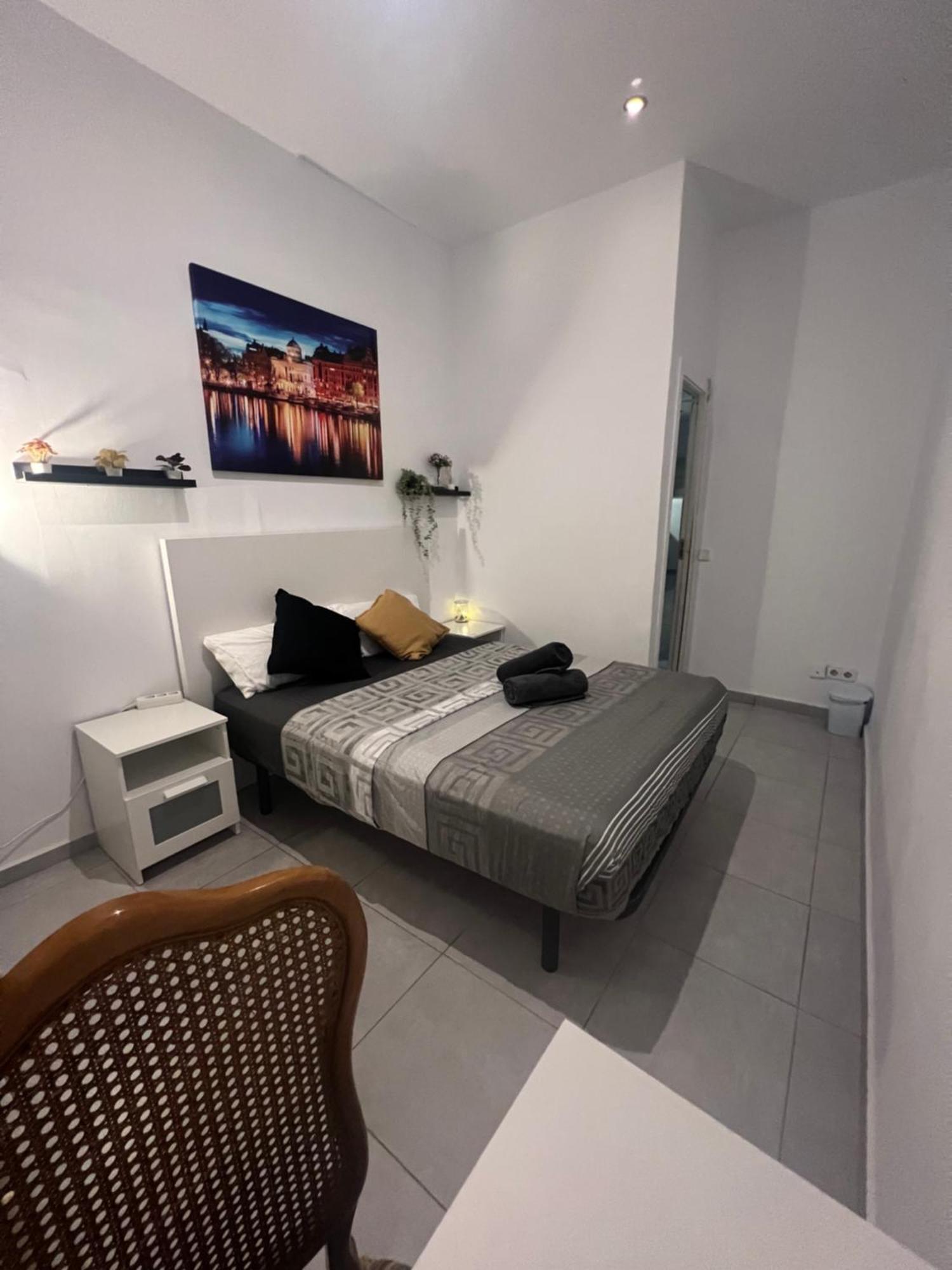 Rooms In Spacious Apartment In City Center บาร์เซโลนา ภายนอก รูปภาพ