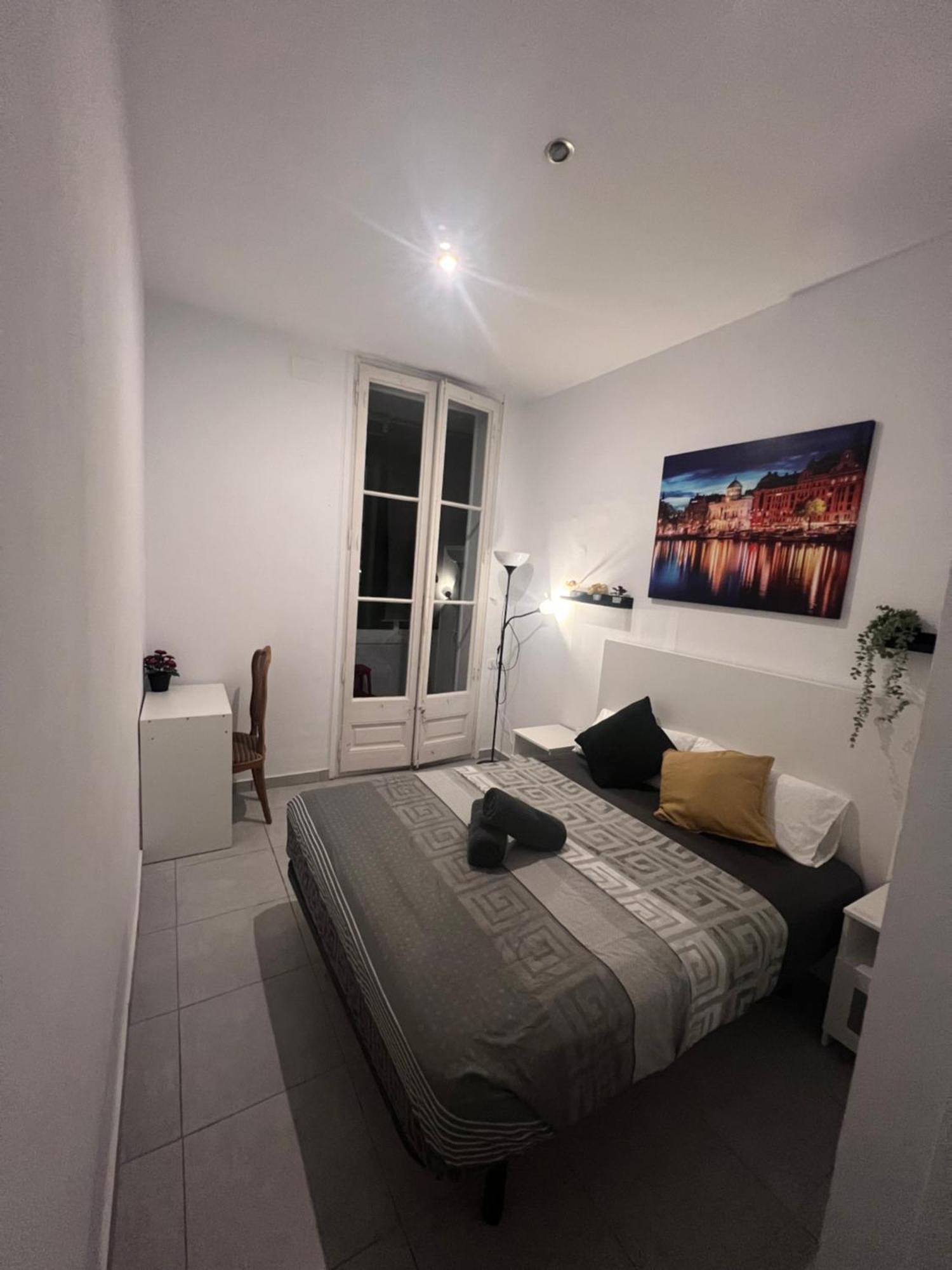 Rooms In Spacious Apartment In City Center บาร์เซโลนา ภายนอก รูปภาพ