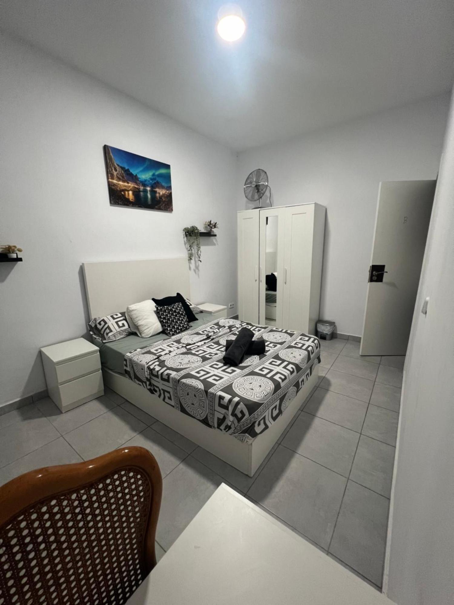 Rooms In Spacious Apartment In City Center บาร์เซโลนา ภายนอก รูปภาพ