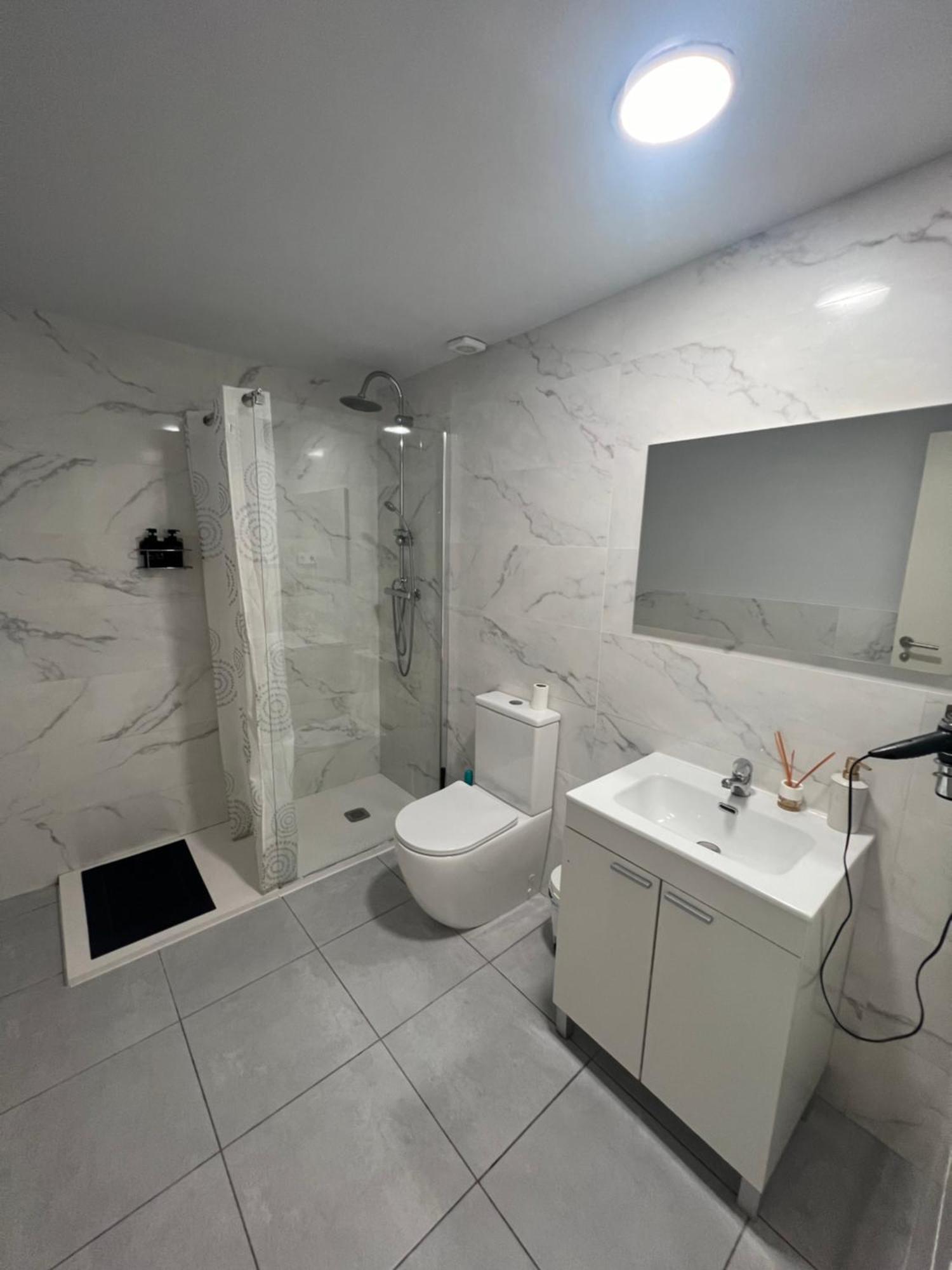 Rooms In Spacious Apartment In City Center บาร์เซโลนา ภายนอก รูปภาพ