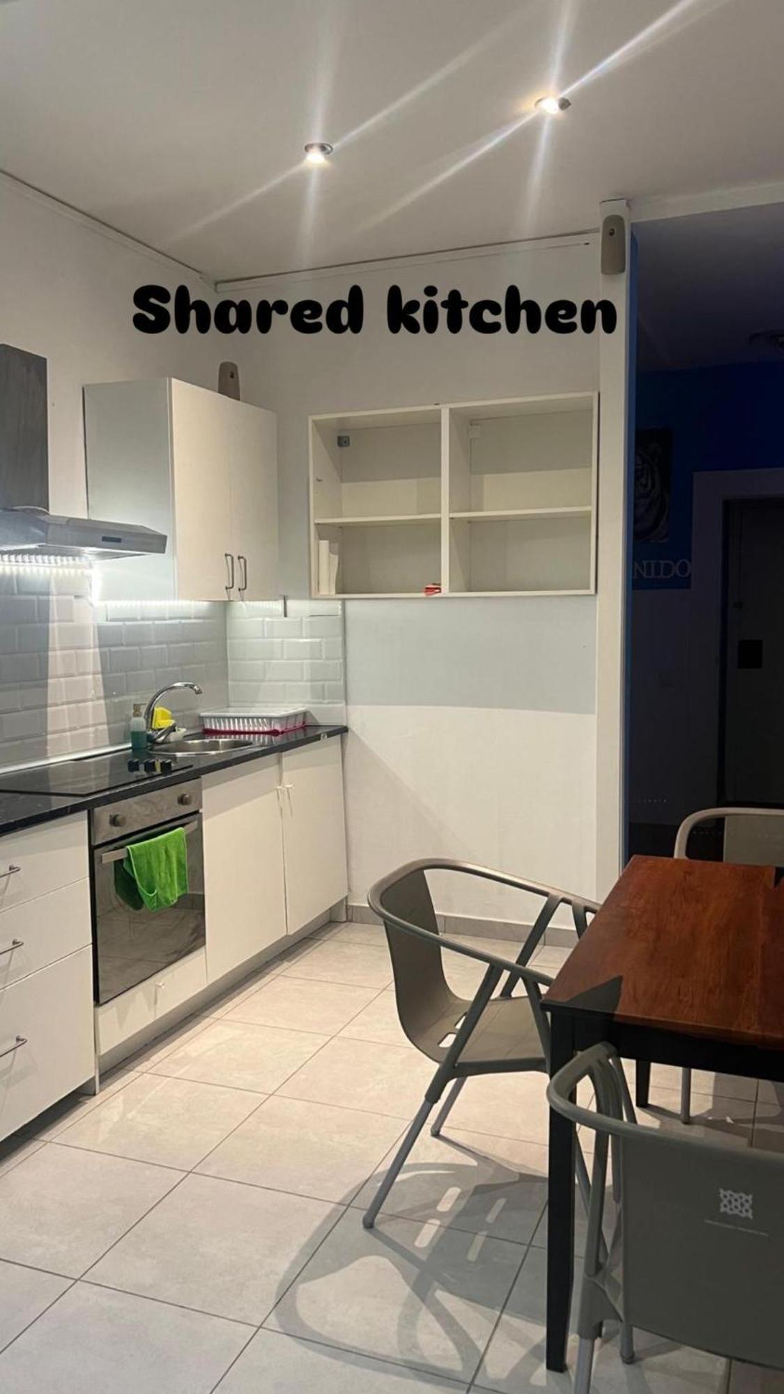 Rooms In Spacious Apartment In City Center บาร์เซโลนา ภายนอก รูปภาพ